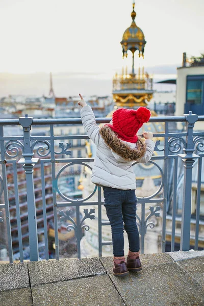 Imádnivaló Kislány Élvezi Kilátást Párizsi Tetőtérre Eiffel Toronyra — Stock Fotó