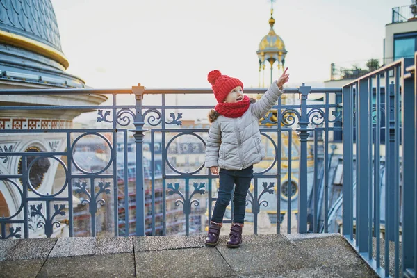 Urocza Dziewczynka Widokiem Paryską Panoramę Dachami Wieżą Eiffla — Zdjęcie stockowe