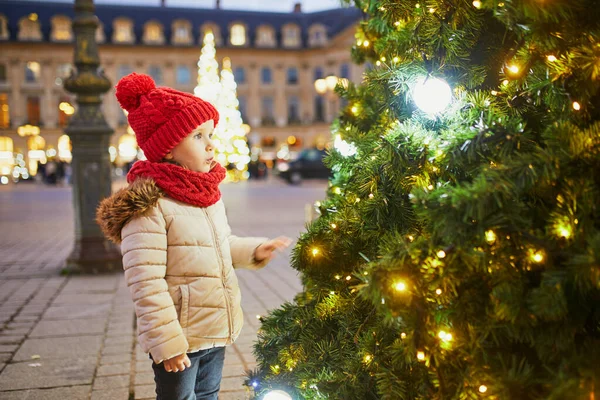 幸せな陽気な就学前の女の子で赤い帽子でクリスマスマーケットでパリ フランス — ストック写真