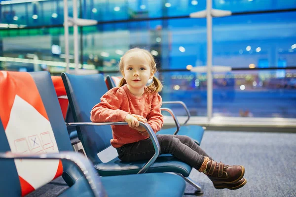 Αξιολάτρευτο Κοριτσάκι Που Ταξιδεύει Αεροπλάνο Παιδί Κάθεται Στην Πύλη Και — Φωτογραφία Αρχείου