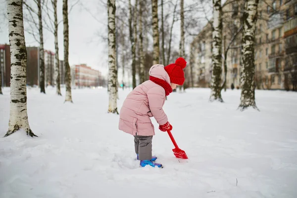 Entzückende Vorschulmädchen Die Einem Verschneiten Kalten Wintertag Wunderschönen Winterpark Spaß — Stockfoto