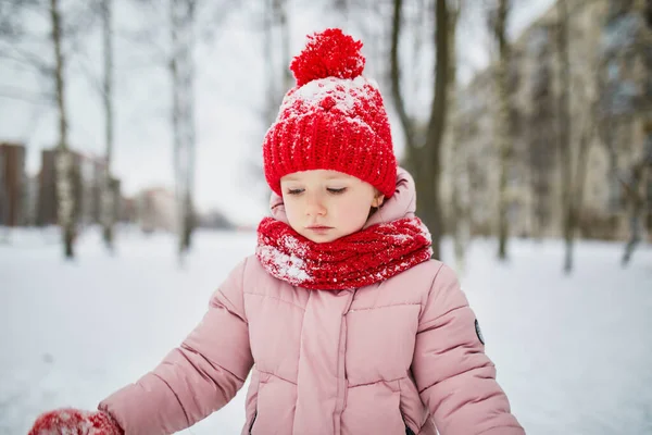 Bedårande Förskoleflicka Som Har Roligt Vackra Vinterparken Snöig Kall Vinterdag — Stockfoto