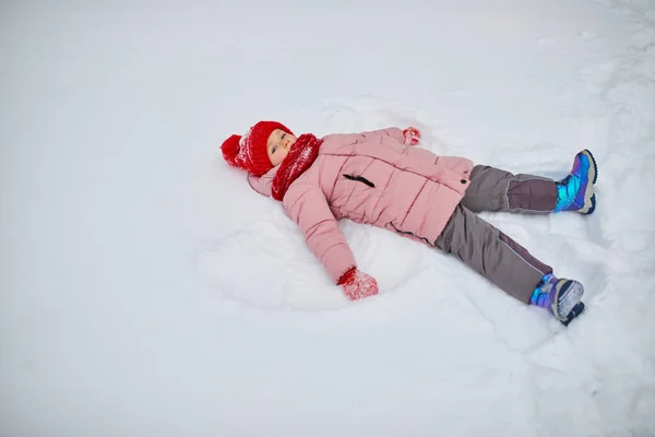 Adorable Niña Preescolar Haciendo Ángel Nieve Hermoso Parque Invierno Día — Foto de Stock