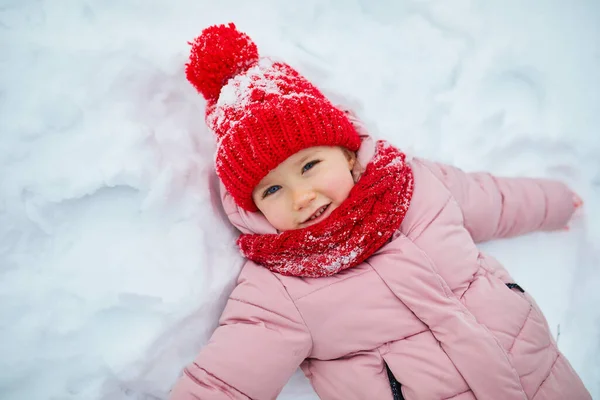 Adorable Niña Preescolar Que Divierte Hermoso Parque Invierno Día Invierno — Foto de Stock