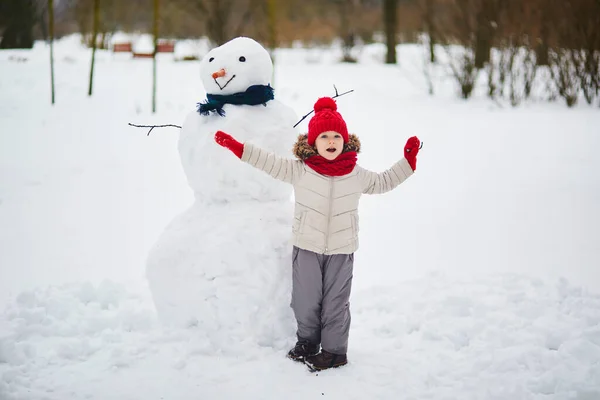 Schattig Kleuter Meisje Dat Een Sneeuwpop Bouwt Een Dag Met — Stockfoto