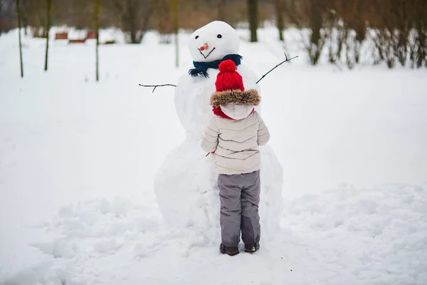 Adorable Niña Preescolar Construyendo Muñeco Nieve Día Con Fuertes Nevadas — Foto de Stock