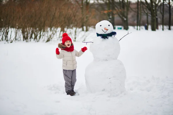 可爱的学龄前女孩在下大雪的日子里堆雪人 快乐的孩子在玩雪 儿童冬季活动 — 图库照片