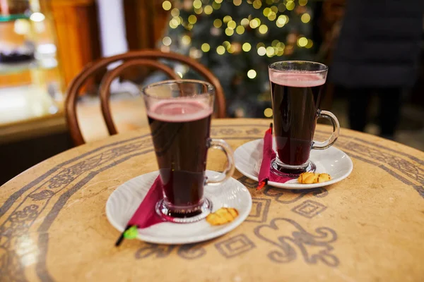 Kafede Noel Için Dekore Edilmiş Iki Bardak Sıcak Şarap — Stok fotoğraf