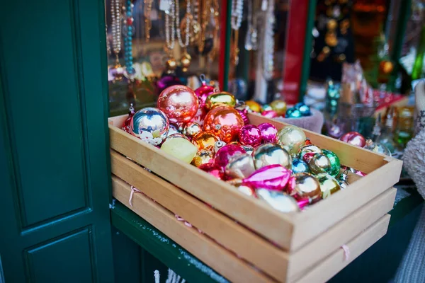 Veel Kerstballen Houten Krat Een Kerstmarkt — Stockfoto