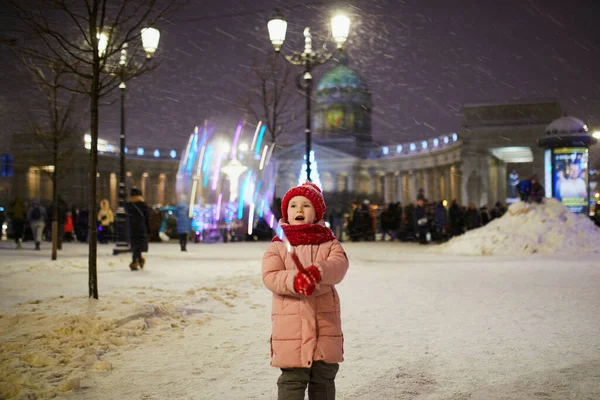 Happy Preschooler Girl Playing Illuminated Balloon Street Snow Winter Day — Stock Photo, Image