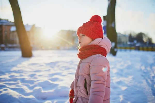 可爱的学龄前女孩在一个雪天寒冷的冬天在美丽的冬季公园里玩得很开心 可爱的孩子在雪地里玩耍 有子女家庭的冬季活动 — 图库照片