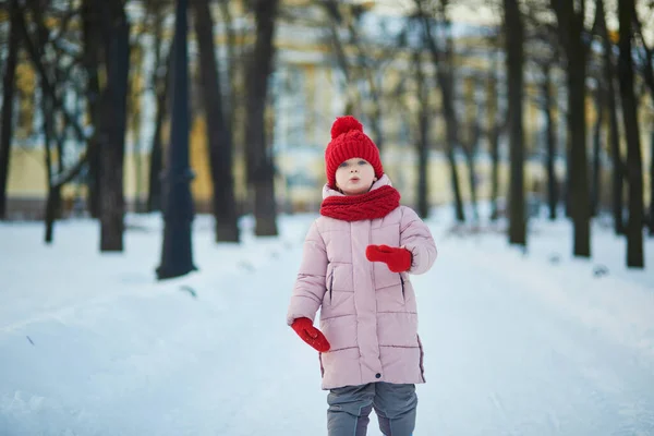 Bedårande Förskoleflicka Som Har Roligt Vackra Vinterparken Snöig Kall Vinterdag — Stockfoto