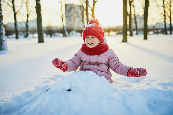 Imádnivaló Óvodás Lány Szórakozás Gyönyörű Téli Parkban Egy Havas Hideg — Stock Fotó