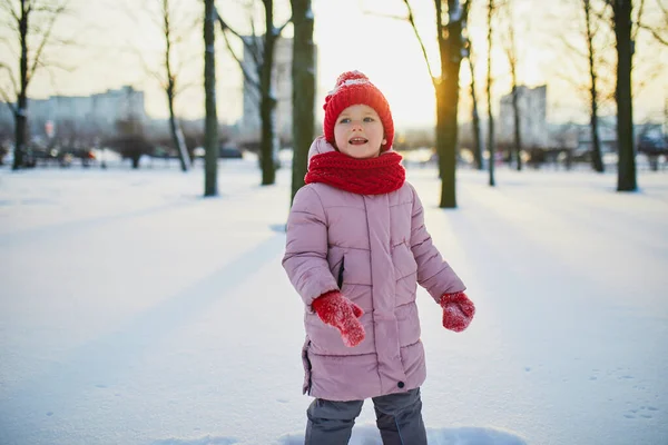 Schattig Kleuter Meisje Dat Plezier Heeft Een Prachtig Winterpark Een — Stockfoto