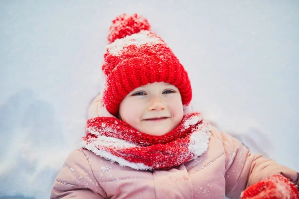 Urocza Przedszkolanka Bawiąca Się Pięknym Zimowym Parku Śnieżny Zimowy Dzień — Zdjęcie stockowe