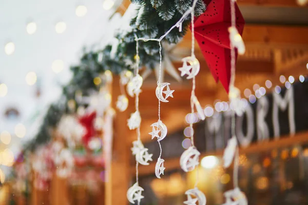 圣诞市场上五彩缤纷的圣诞装饰品和玻璃灯 — 图库照片