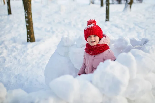 Schattig Kleuter Meisje Dat Plezier Heeft Een Prachtig Winterpark Een — Stockfoto