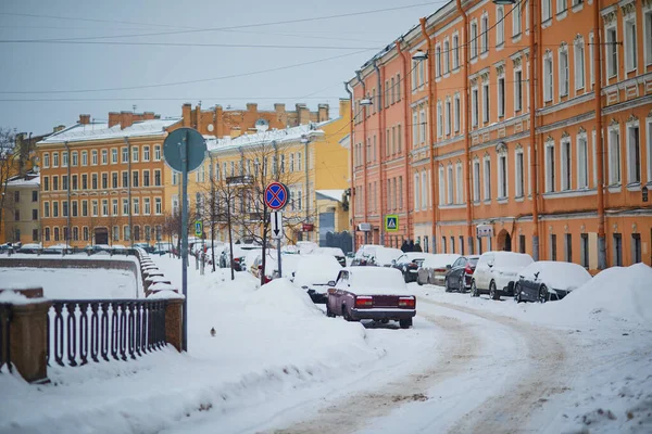 러시아 상트페테르부르크의 겨울날 모이카 제방을 이루고 — 스톡 사진