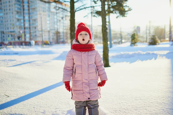 Adorable Niña Preescolar Que Divierte Hermoso Parque Invierno Día Invierno — Foto de Stock