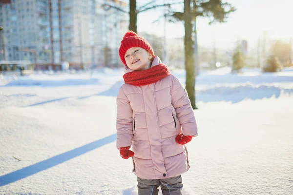 Entzückende Vorschulmädchen Die Einem Verschneiten Kalten Wintertag Wunderschönen Winterpark Spaß — Stockfoto