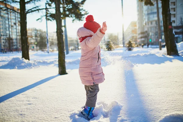 雪の寒い冬の日に美しい冬の公園で楽しんでいる愛らしい未就学児の女の子 雪の中で遊ぶかわいい子供 子供連れの家族のための冬の活動 — ストック写真