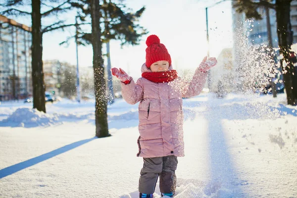 Menina Pré Escolar Adorável Divertindo Belo Parque Inverno Dia Frio — Fotografia de Stock