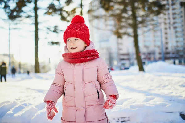 Menina Pré Escolar Adorável Divertindo Belo Parque Inverno Dia Frio — Fotografia de Stock