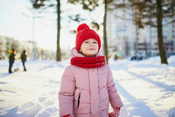 Очаровательная Дошкольница Развлекается Красивом Зимнем Парке Снежный Холодный Зимний День — стоковое фото