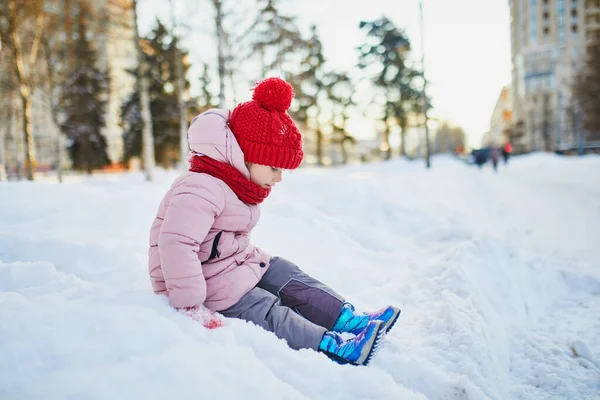 雪の寒い冬の日に美しい冬の公園で楽しんでいる愛らしい未就学児の女の子 雪の中で遊ぶかわいい子供 子供連れの家族のための冬の活動 — ストック写真