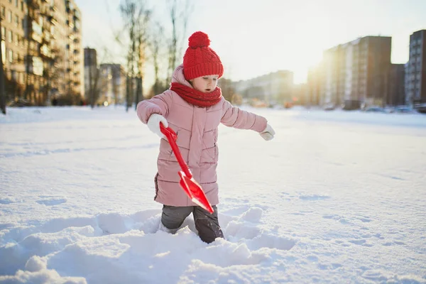 Rozkošné Školačka Dívka Baví Krásném Zimním Parku Zasněženém Chladném Zimním — Stock fotografie