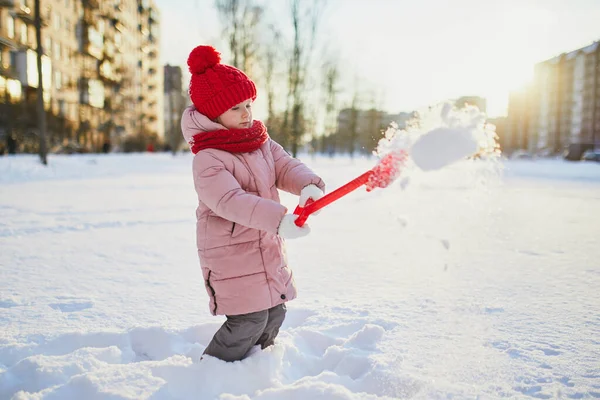 雪の寒い冬の日に美しい冬の公園で楽しんでいる愛らしい未就学児の女の子 雪の中で遊ぶかわいい子供 子供連れの家族のための冬の活動 — ストック写真
