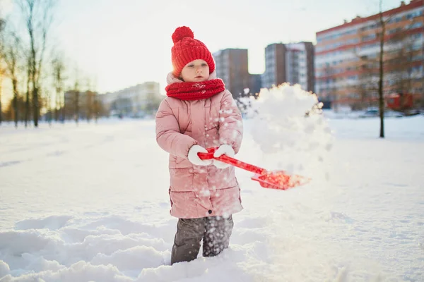 雪の寒い冬の日に美しい冬の公園で楽しんでいる愛らしい未就学児の女の子 雪の中で遊ぶかわいい子供 子供連れの家族のための冬の活動 — ストック写真