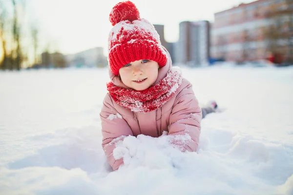 Bedårande Förskoleflicka Som Har Roligt Vackra Vinterparken Snöig Kall Vinterdag — Stockfoto