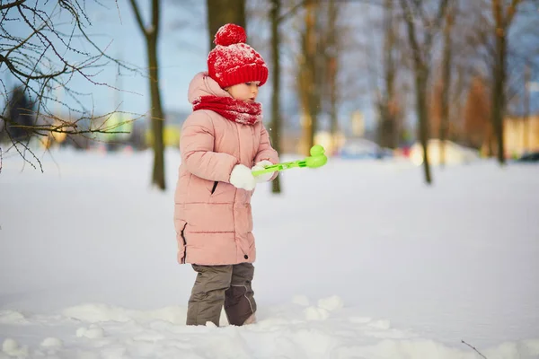 Schattig Kleuter Meisje Dat Plezier Heeft Een Prachtig Winterpark Een — Stockfoto