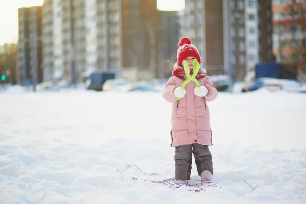 Adorable Niña Preescolar Que Divierte Hermoso Parque Invierno Día Invierno —  Fotos de Stock