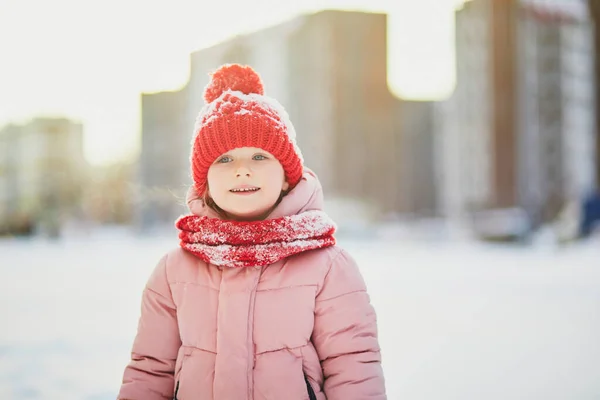 Menina Pré Escolar Adorável Divertindo Belo Parque Inverno Dia Frio — Fotografia de Stock