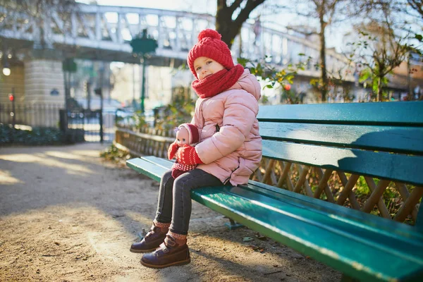 幸せな陽気な就学前の女の子はパリの通りのベンチに座って フランス — ストック写真
