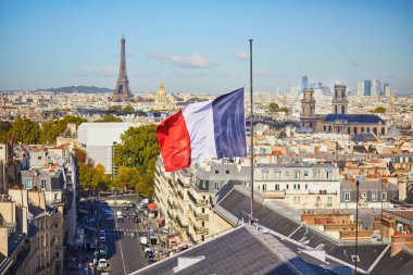 Manzaralı Parisli şehir manzarası. Fransa, Paris 'teki Fransız bayrağı üzerinde Eyfel kulesinin havadan görünüşü