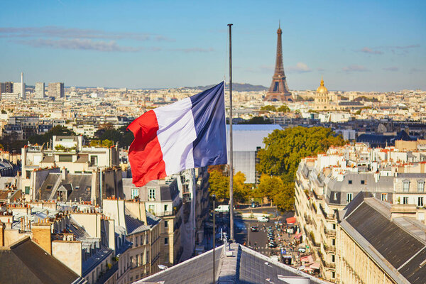 Сценический парижский городской пейзаж. Вид с воздуха на Эйфелеву башню над французским флагом в Париже