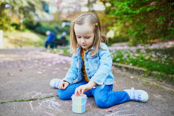 Entzückendes Jähriges Mädchen Das Mit Bunten Kreiden Auf Asphalt Zeichnet — Stockfoto