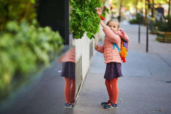 Чарівна Дівчина Шкільним Рюкзаком Розважається Вулиці Осінній День — стокове фото