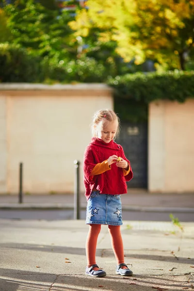 可爱的学龄前女孩在秋天的街上玩的很开心 为儿童举办的户外秋季活动 — 图库照片