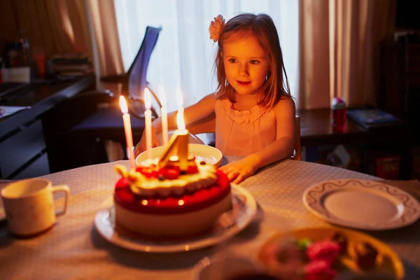 Glad Liten Flicka Firar Sin Fjärde Födelsedag Och Gör Önskan — Stockfoto