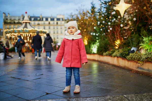 フランスのクリスマスマーケットで愛らしい未就学児の女の子 子供と一緒に季節の冬の休日を祝う — ストック写真