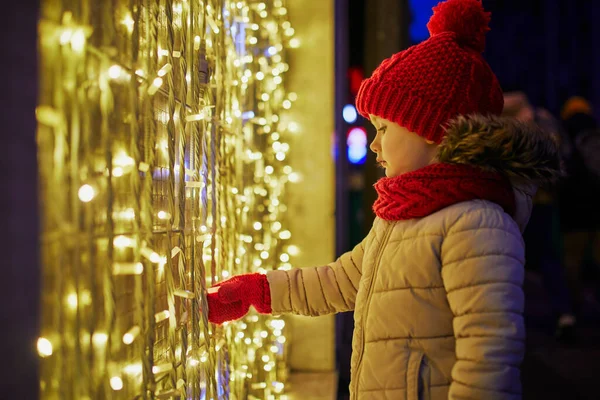 Anaokulu Kızı Noel Için Dekore Edilmiş Büyük Bir Mağazanın Vitrinine — Stok fotoğraf
