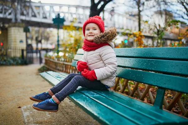 Happy Wesoły Przedszkolak Dziewczyna Siedzi Ławce Ulicy Paryża Francja — Zdjęcie stockowe