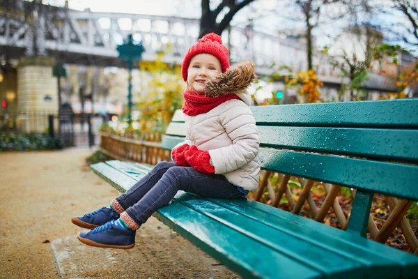 Feliz Niña Alegre Preescolar Sentada Banco Una Calle París Francia — Foto de Stock