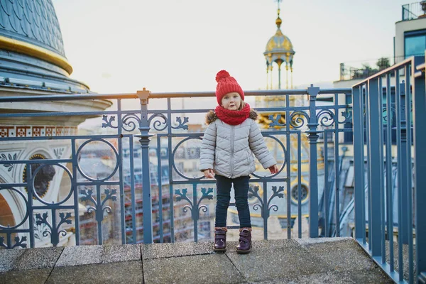 Menina Adorável Desfrutando Vista Para Horizonte Parisiense Com Telhados Torre — Fotografia de Stock