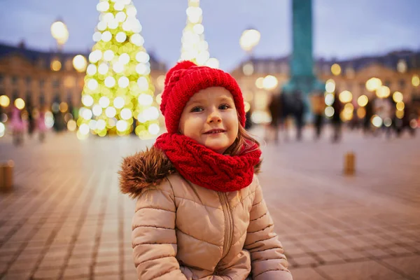 Счастливая Жизнерадостная Дошкольница Красной Шляпе Вандомской Площади Украшенной Рождеству Париже — стоковое фото