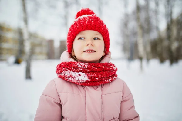 Adorable Niña Preescolar Que Divierte Hermoso Parque Invierno Día Invierno — Foto de Stock